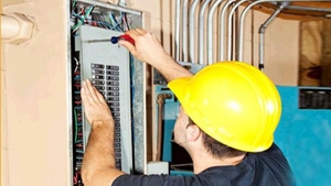 Aşa ceva doar în România vezi! Un electrician a întrerupt curentul în casa poliţistului care i-a luat permisul