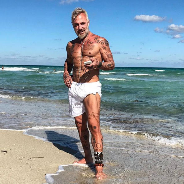 Gianluca Vacchi pe plajă