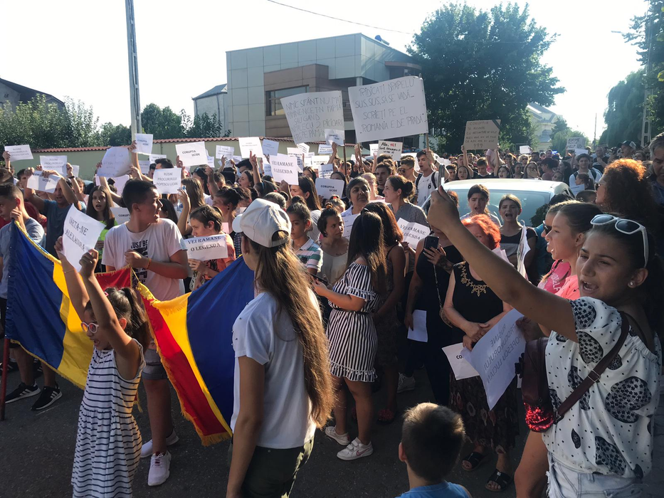 Sute de oameni protestează la Caracal