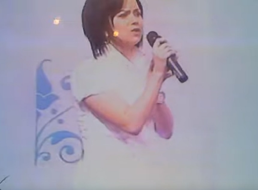 Cum arăta Inna, la debutul muzical. Fanii o acuză că s-a transformat într-un băiețel!
