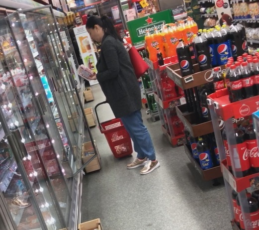 Gabriela Cristea a ”valsat” printre rafturi, bucurându-se la maximum de partida de shopping