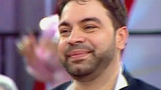 Cu Florin Salam pana la moarte! Vezi aici cum ii canta manelistul in cimitir unui mort ingropat intr-un cavou de termopan