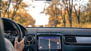 (P) Top 5 gadgeturi auto esențiale: Navigație GPS cu CarPlay și Android Auto, siguranță și confort la volan