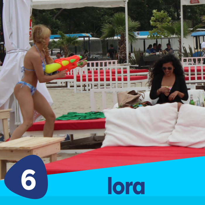 Lora, sexy la plajă