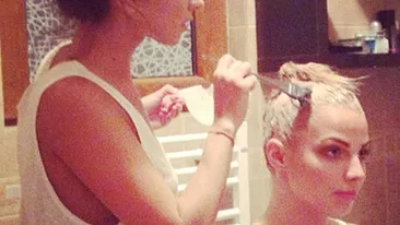 Credeai că nu ştie decât să cânte? Te-ai înşelat! Inna, în ipostază de coafeză casnică, îşi vopseşte prietenele pe păr