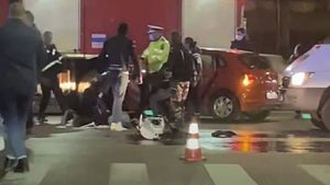 Accident grav în Piața Constituției, din Capitală! Un motociclist a intrat în plin într-un autoturism