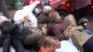 IMAGINI INCREDIBILE! Pensionarii s-au călcat în picioare pentru nişte bilete! Scene rupte parcă din filme de groază de groază