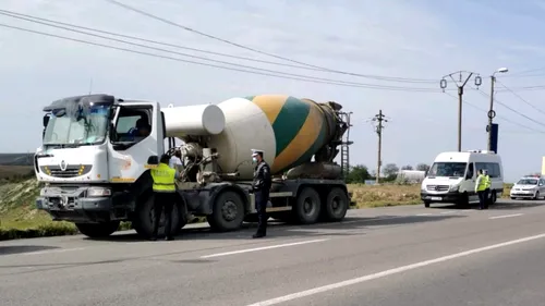 Peste 14.000 de mașini, verificate de polițiști. Bărbat beat mort, găsit la volanul unui tractor în Sibiu