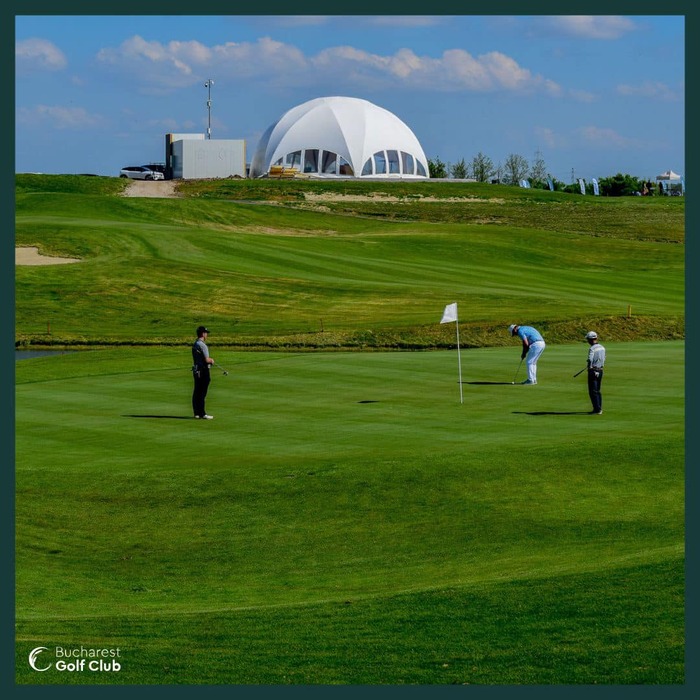 Și în România, golful prinde aripi. BUCHAREST.GOLF este unul dintre cluburile unde pasionații de golf își pot urma visul