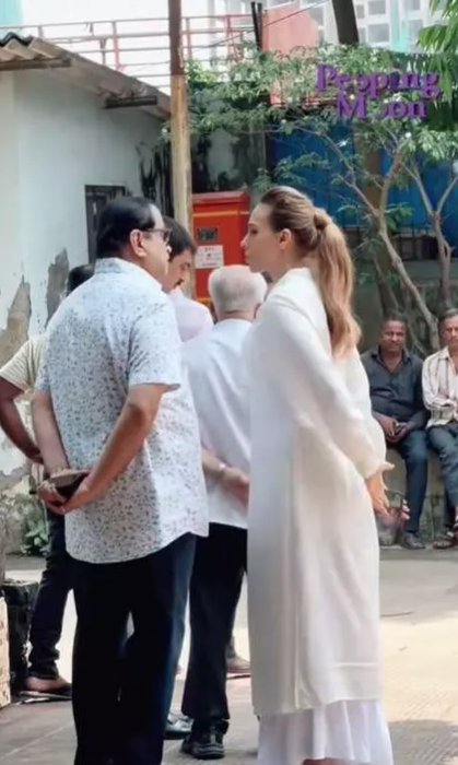 Iulia Vântur, în lacrimi la înmormântare. Sursă foto: Captura Video