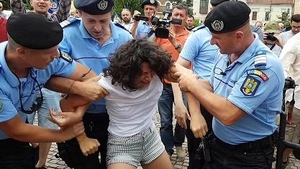 Actriţa Oana Mardare, luată pe sus! Explicaţia Jandarmeriei pentru imaginile care au revoltat mediul online