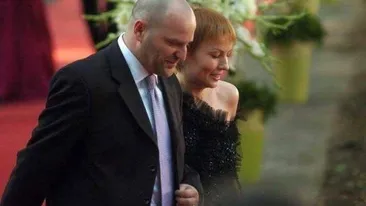Dan Capatos e cunoscut de o ţară întreagă, dar cum arată soţia lui? Monica, apariţie de senzaţie la botezul fiicei Alessandrei Stoicescu