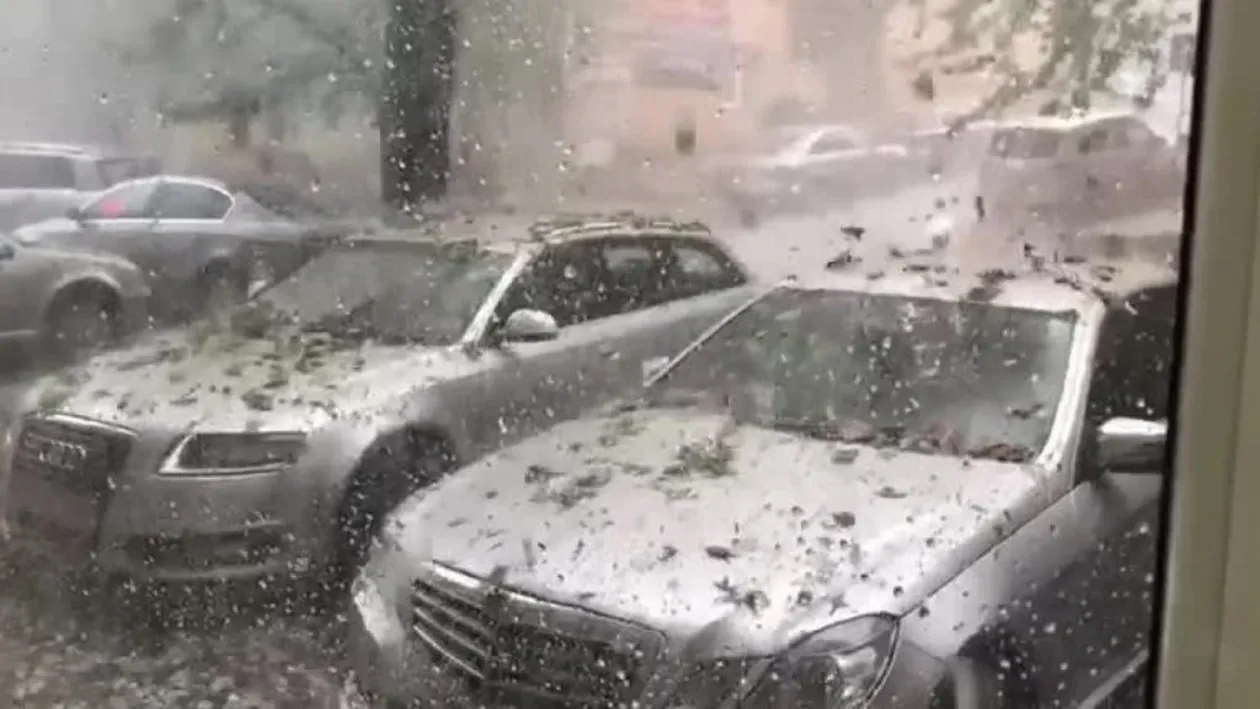 Avertismentul meteorologilor! A fost emis cod roșu de grindină și furtună în România