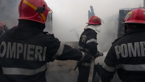 Explozie într-un bloc din județul Suceava. O femeie cu arsuri, transportată la spital