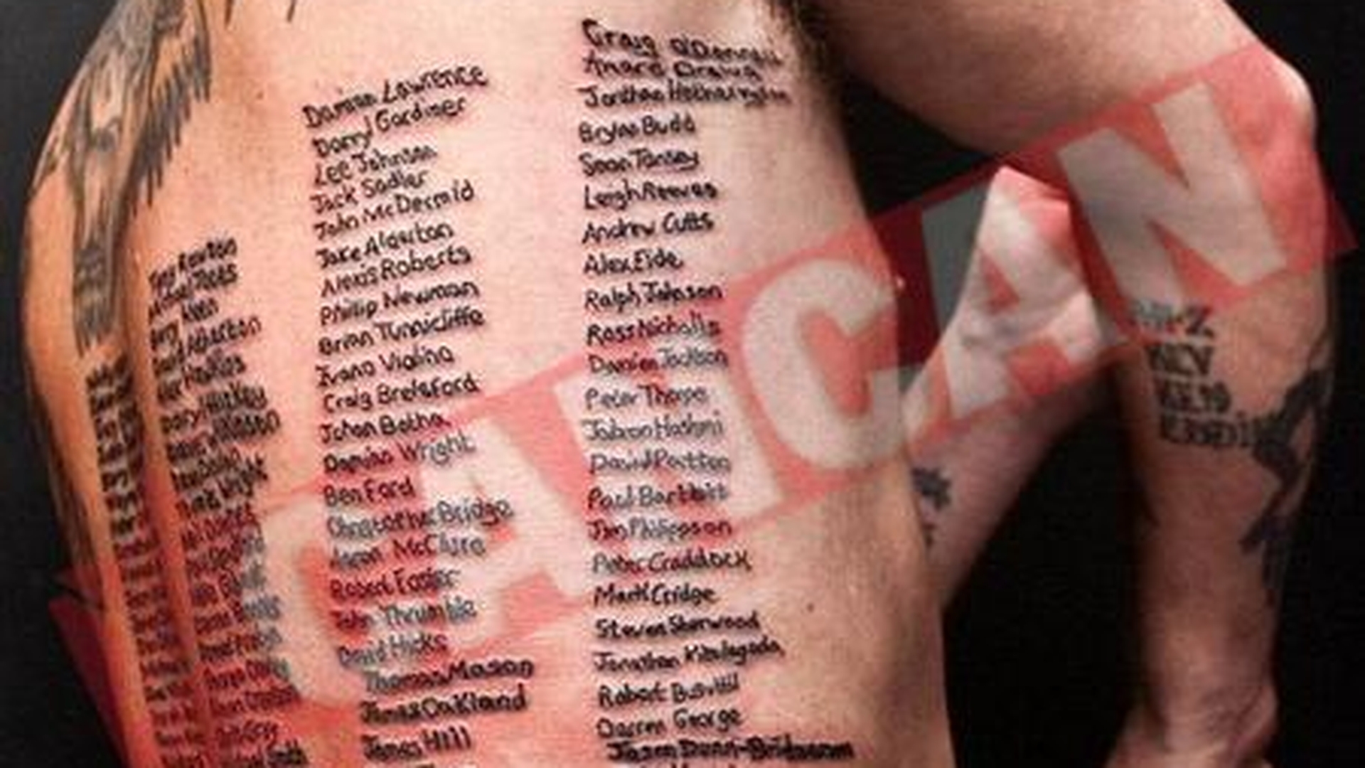 Greu de uitat! Si-a tatuat pe corp numele tuturor soldatilor morti in Afganistan!