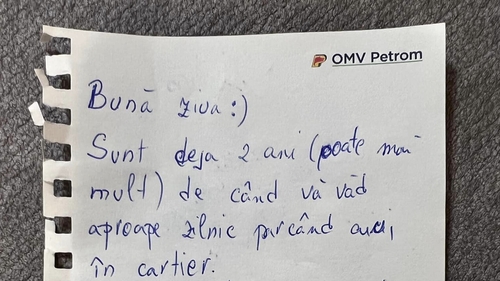 A parcat maşina într-un loc perfect regulamentar şi s-a "trezit" cu acest bileţel în geam. Ce scria pe el