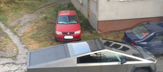 Imaginea zilei din România, surprinsă de un japonez: un Cybertruck, pe străzile din Câmpulung Muscel, lângă o Dacia!