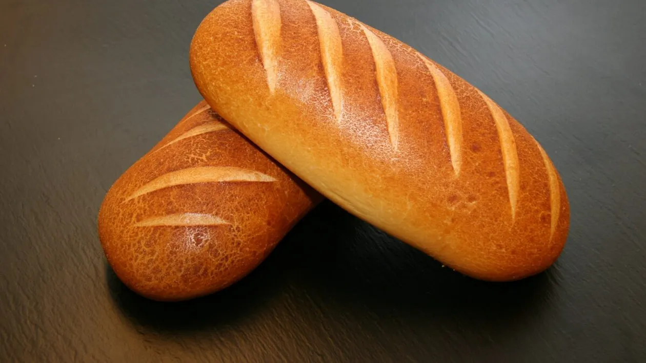 De ce pâinea din comerț rezistă atât de mult. Ce conține, de fapt, alimentul care nu lipsește niciodată de pe masa românilor
