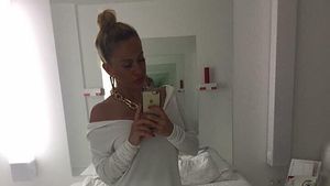 ANDA ADAM a vrut să le arate fanilor o fotografie de la piscină, dar ce s-a văzut i-a lăsat pe toţi cu gura căscată! Un bărbat "călărea" o...