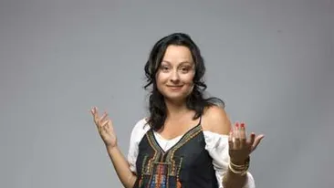 Mondena Andreea Gramosteanu este la cheremul cainelui ei. L-a luat cu ea la mare si...