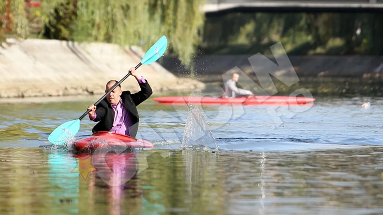 Ivan Patzaichin i-a bagat la apa pe afaceristii din Timisoara! S-au intrecut in canoe imbracati la patru ace