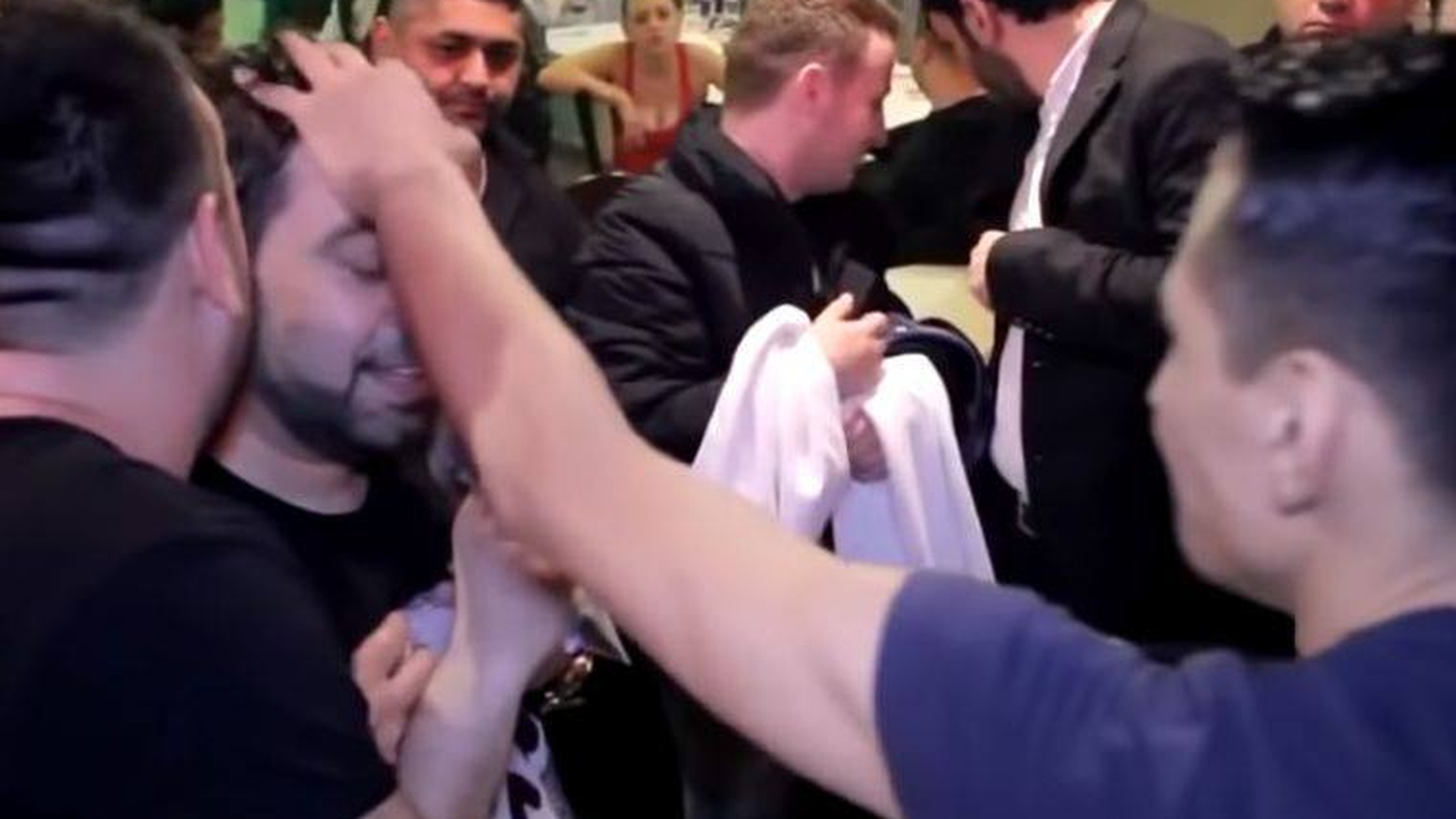 Un fan al lui Florin Salam a făcut un gest incredibil. În timp ce manelistul cânta, s-a apropiat de el, i-a pus mâna pe cap și... | FOTO + VIDEO