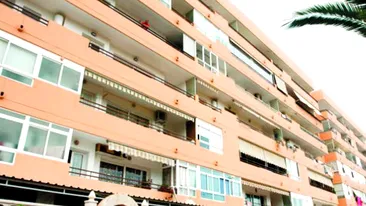 Si-a scapat fetita pe geam de la etajul cinci