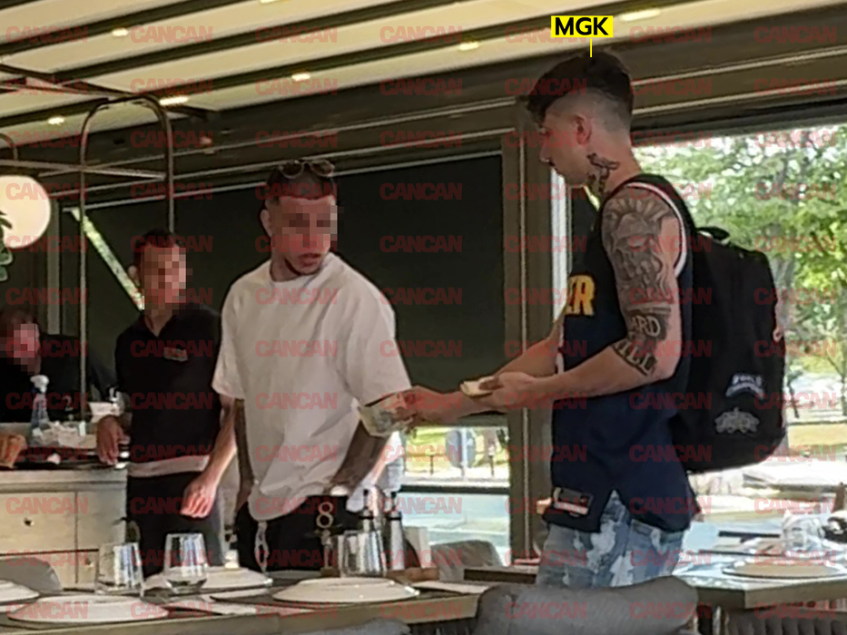 MGK, la mare alături de prieteni și iubită.