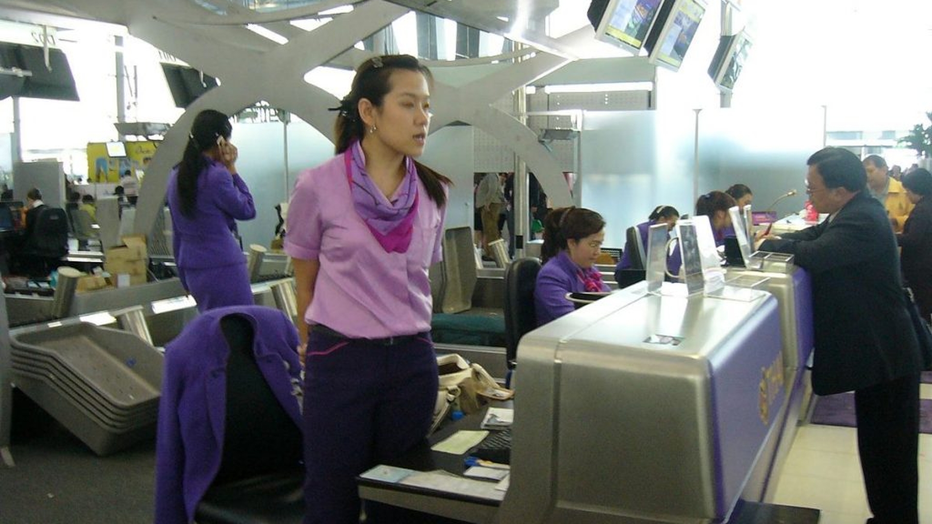 Există un loc mai murdar decât toaleta într-un aeroport! Medicii ne avertizează