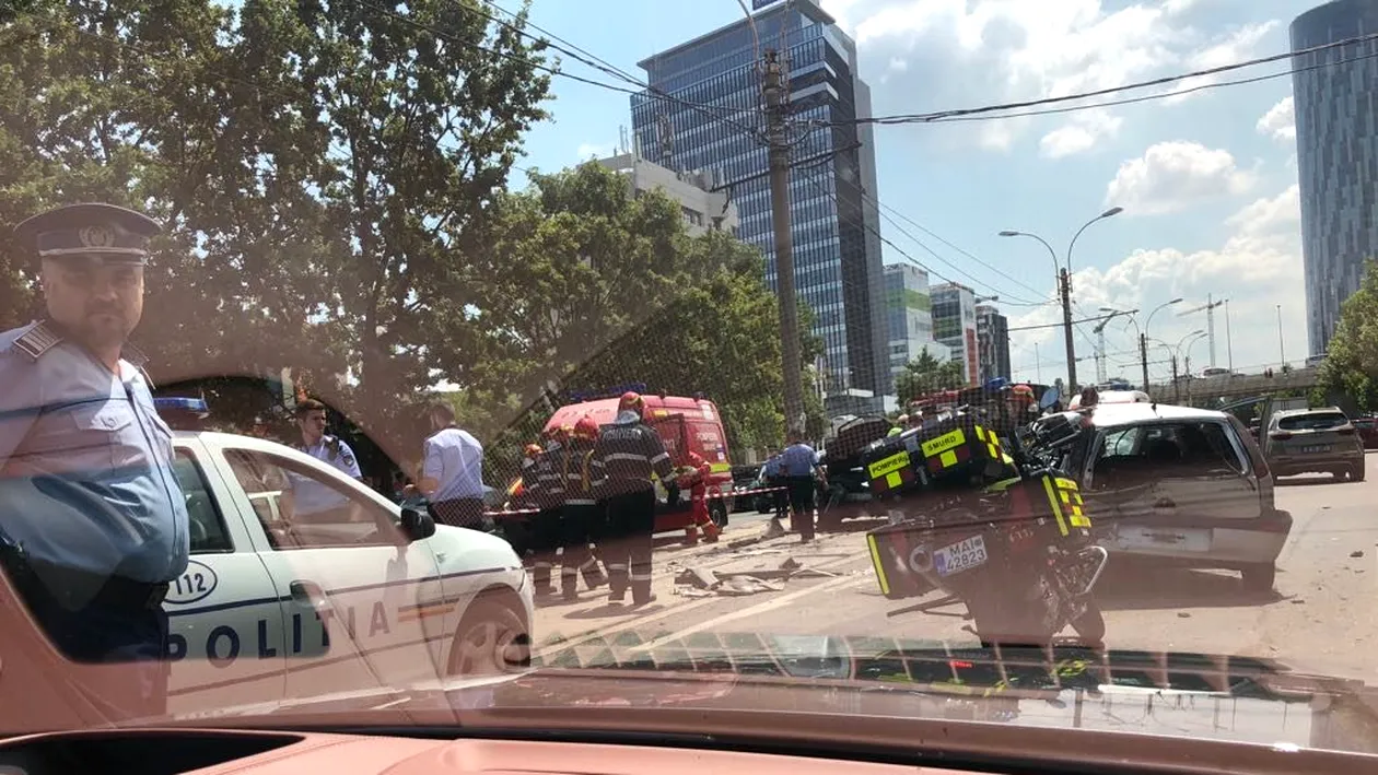 UPDATE accident teribil în București: un şofer urmărit de poliţie a lovit 5 maşini în nordul Capitalei. Bărbatul n-a fost prins