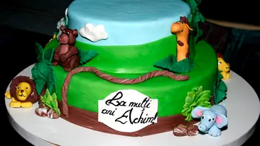 Jojo si-a botezat baietelul! Uite ce cuminte a fost micutul la petrecerea tematica organizata de Monica Anghel