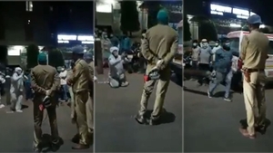 O femeie din India care avea COVID ​a murit după ce polițiștii i-au luat butelia de oxigen ca să ajute un VIP. Imaginile sfâșietoare cu fiul pacientei care i-a implorat în genunchi să nu ia recipientul | VIDEO