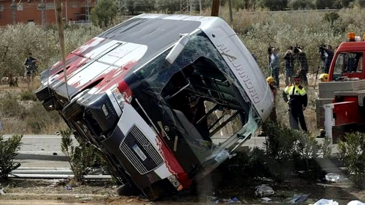 Tragedie: un autocar s-a răsturnat, iar 27 de persoane au murit! Care este bilanţul răniţilor