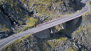 Transfagarasanul, blocat din cauza caderilor de pietre de pe versanti!