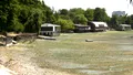 Lacul Herăstrău, secat și plin de gunoaie și de mlaștină. În zona centrală nu e picior de muncitor. Trecătorii sunt furioși: „L-au lăsat așa în plină vară” / Cum se apără constructorul”
