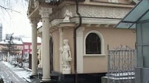 Romii din Timisoara isi construiesc mini-palate cu turnulete chiar si in cimitire!