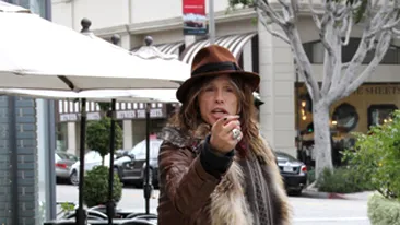 Steven Tyler s-a jucat cu un paparazzo