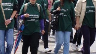 O mie de elevi si angajati ai institutiilor locale au participat la un mars ecologic in Petrosani