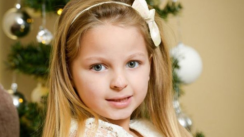 Colegii o strigau "renul Rudolf"! Cum arata inainte de operatie aceasta fetita