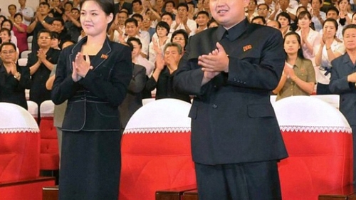 Toată lumea îl ştie pe liderul nord-coreean, Kim Jong-Un, dar puţini o cunosc pe soţia lui! Ri are 28 de ani şi are trei copii