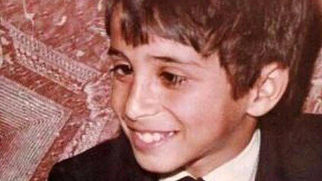 Pariu ca nu-l recunosti? Acest copil ciufulit si care suferea de strabism a ajuns unul dintre cei mai indragiti artisti romani