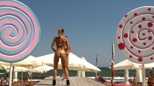 Parada costumelor de baie pe litoral: noul trend de bikini la Mamaia în august 2018