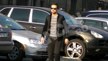 Dani, nehotarat client! A probat o jumatate de ora mai multe perechi de ochelari de soare, dar nu l-a convins niciuna!