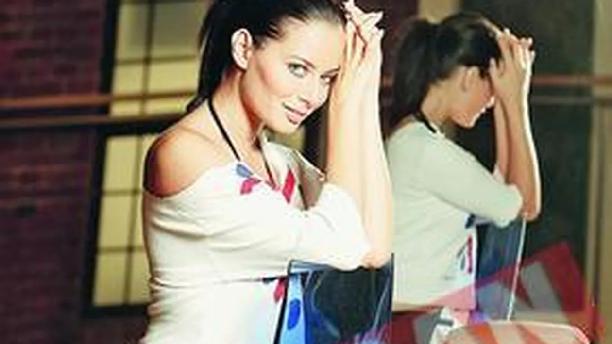 Laura Cosoi il tine in gazda pe Smiley