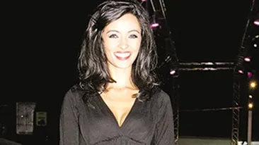 Cosmina Pasarin, vedeta balurilor de boboci. Studentii o platesc sa se distreze cu ei!