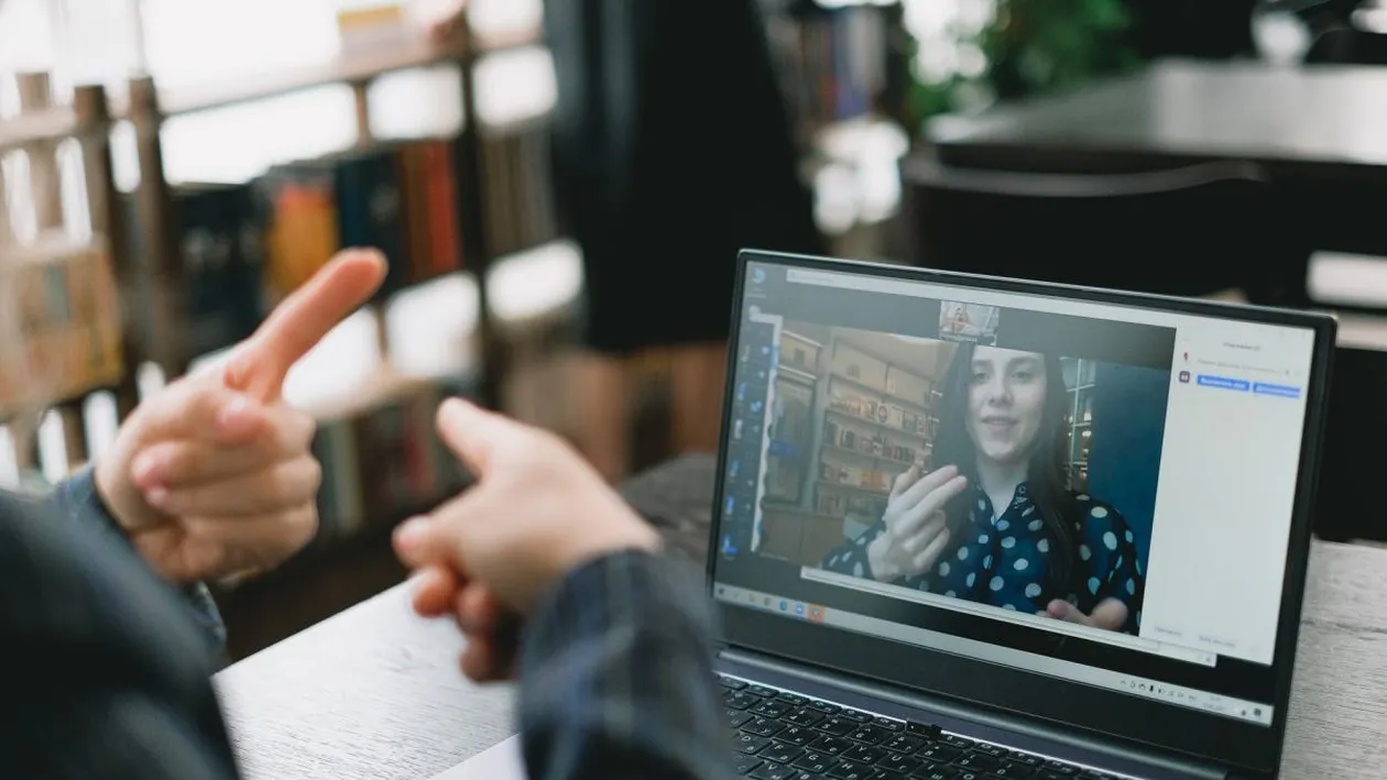 Incredibil! Un bărbat s-a prefăcut surd timp de 62 de ani ca să nu se certe cu soția!