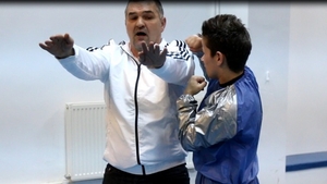 Mosu Doroftei inconjurat de sase fete! Presedintele Federatiei de Box da ultimele “directe” inainte de prima competitie din 2014!