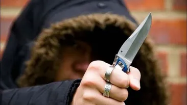 Clipe de groază! O elevă a fost ucisă, alte 12, înjunghiate într-o stație de autobuz VIDEO