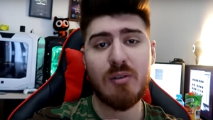 Vloggerul Alexandru Bălan a primit un colet de la un fan. Când l-a deschis a avut un şoc: ”Cred că e o sticlă cu...”