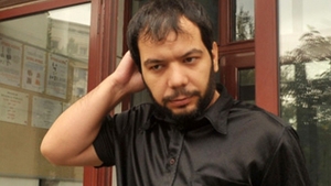 Tatal lui Ionut, copilul ucis de maidanezi, la un pas sa fie omorat de caini! A fost atacat in timp ce se ruga la mormantul fiului